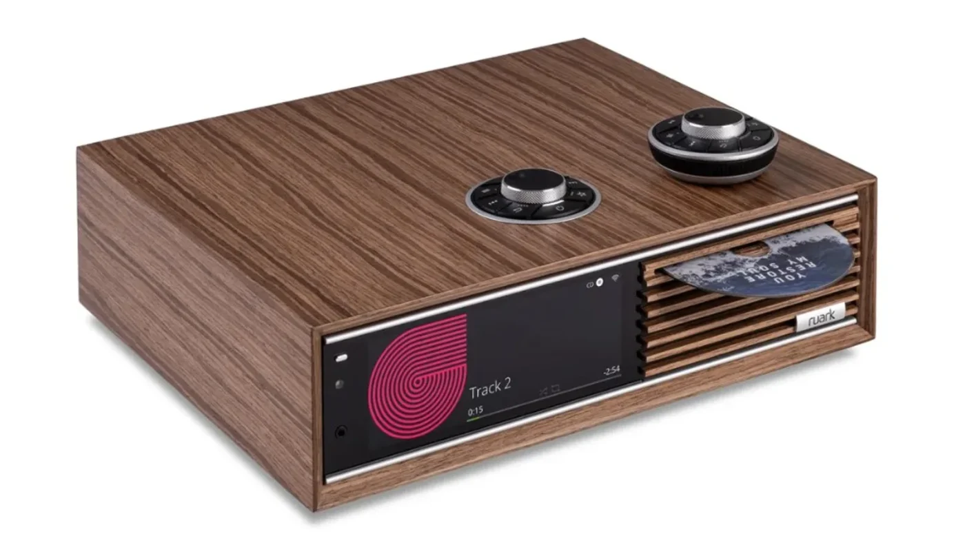 Ruark R710 khung gỗ walnut, màn album Track 2, grille thanh ngang, khe CD và RotoDial kèm remote Bluetooth