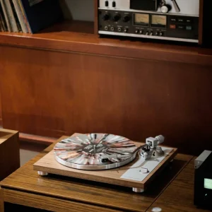 Mâm đĩa than gỗ với đĩa vinyl và đầu băng cối TEAC trên kệ gỗ trong hệ thống âm thanh hi-fi
