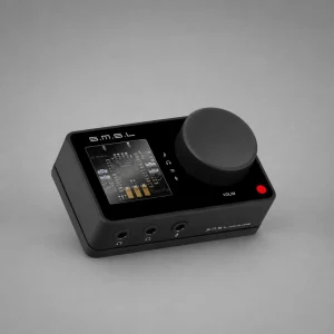 SMSL Nano One màu đen góc 3/4, màn chip graphic, núm VOL/M, jack HO HO MIC và MIC trên nền xám