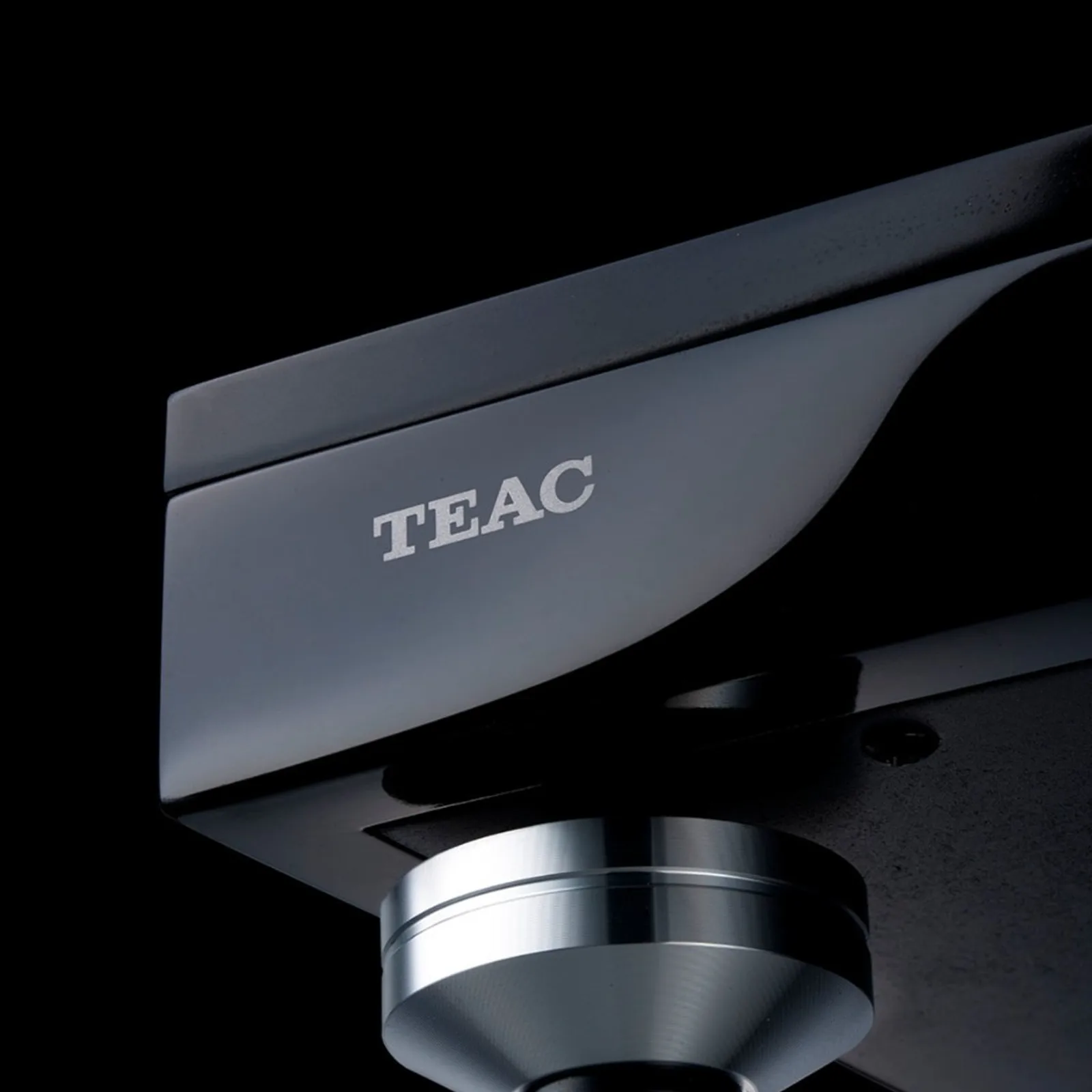 Chi tiết góc máy TEAC TN-5BB với logo TEAC trên khung đen bóng và chân đế kim loại cách ly