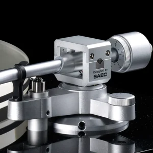 Cận cảnh khớp cần đọc SAEC trên TEAC TN-5BB, chữ Designed by SAEC, counterweight và mâm acrylic