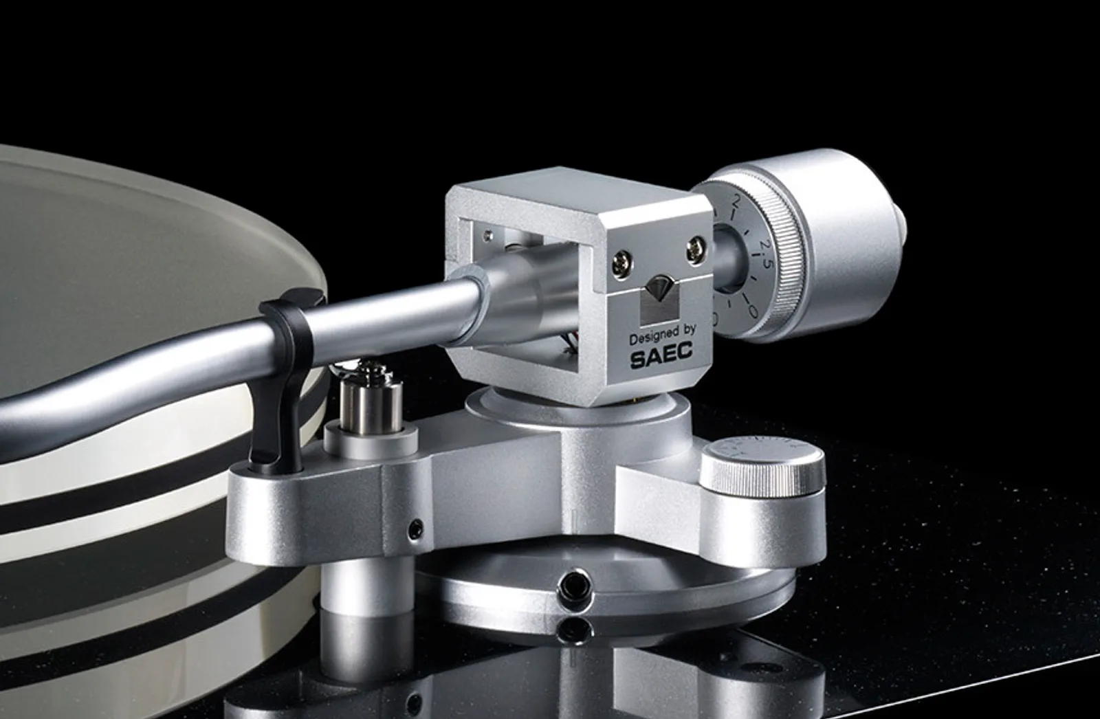 Cận cảnh khớp cần đọc SAEC trên TEAC TN-5BB, chữ Designed by SAEC, counterweight và mâm acrylic