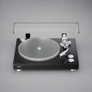 TEAC TN-5BB với nắp bụi acrylic mở, mâm xoay trong suốt, cần đọc SAEC và khung đá đen, góc nhìn tổng thể
