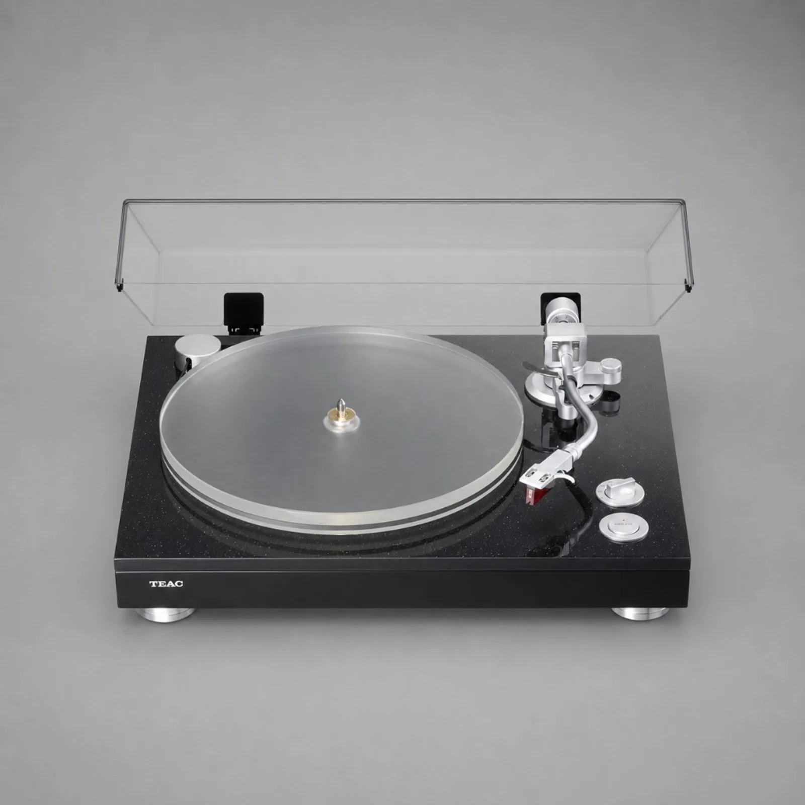 TEAC TN-5BB với nắp bụi acrylic mở, mâm xoay trong suốt, cần đọc SAEC và khung đá đen, góc nhìn tổng thể