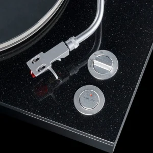 Núm chọn tốc độ 33/45/78 RPM và nút ARM LIFT trên mặt đá đen TEAC TN-5BB, cần đọc và kim đỏ Ortofon