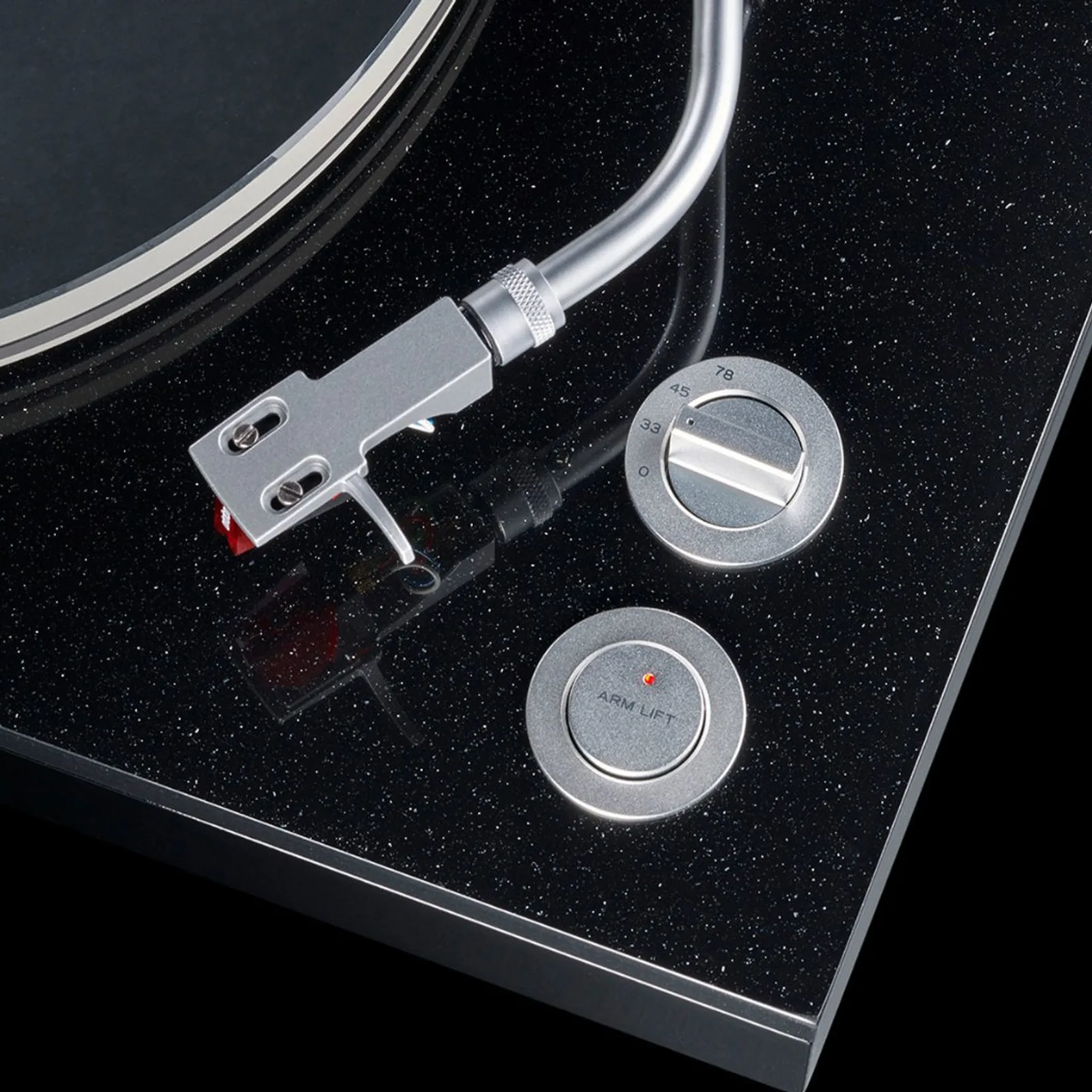 Núm chọn tốc độ 33/45/78 RPM và nút ARM LIFT trên mặt đá đen TEAC TN-5BB, cần đọc và kim đỏ Ortofon