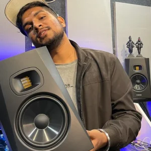 ADAM Audio T5V cận cảnh U-ART