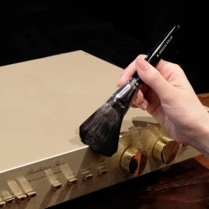 Dùng chổi Analog Relax AR-ASAB1 khử tĩnh trên tonearm mâm than
