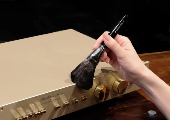 Dùng chổi Analog Relax AR-ASAB1 khử tĩnh trên tonearm mâm than