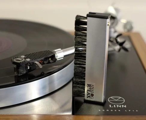 Mặt đĩa than sạch sau khi dùng chổi khử tĩnh điện Analog Relax