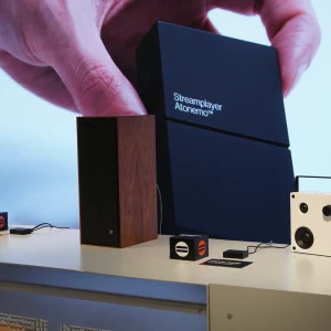 Atonemo Streamplayer trên kệ cạnh dàn hi-fi vintage