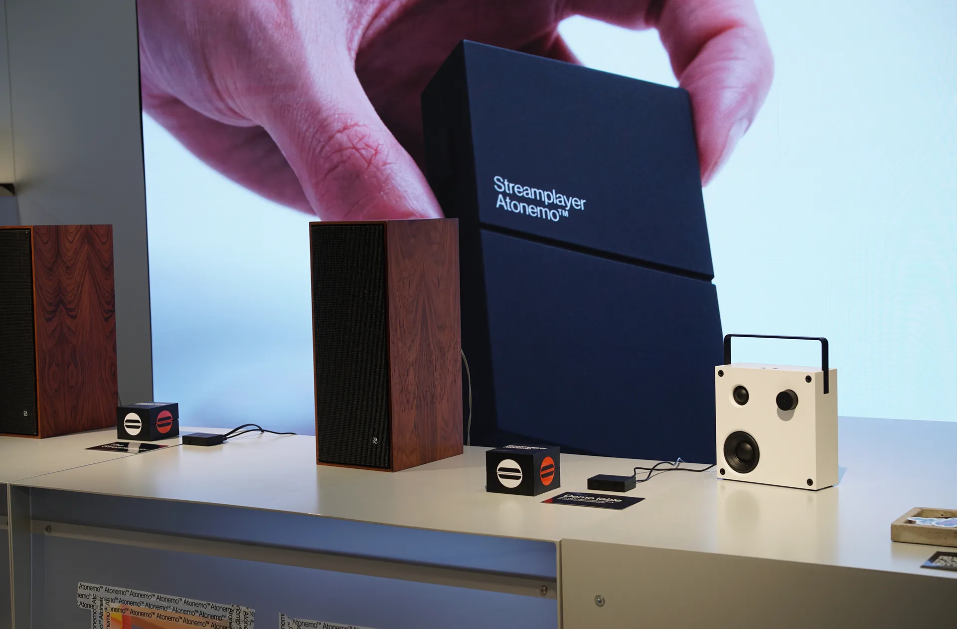 Atonemo Streamplayer trên kệ cạnh dàn hi-fi vintage