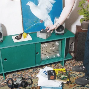 Atonemo Streamplayer trên tủ teal cùng dàn ampli và loa bookshelf