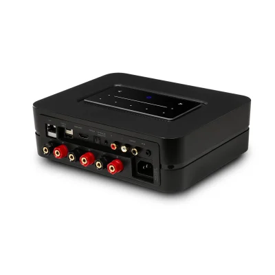 Bluesound POWERNODE Black góc sau với UI cảm ứng sáng