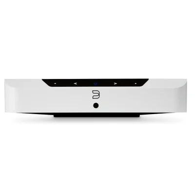 Mặt trước Bluesound POWERNODE EDGE White trên nền trắng