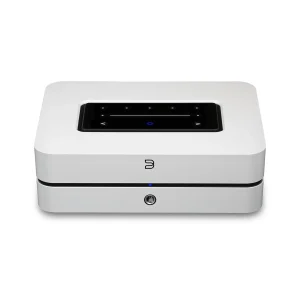 Bluesound POWERNODE White góc nghiêng trước trên nền trắng