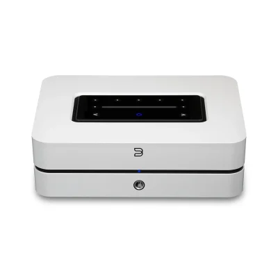 Bluesound POWERNODE White góc nghiêng trước trên nền trắng