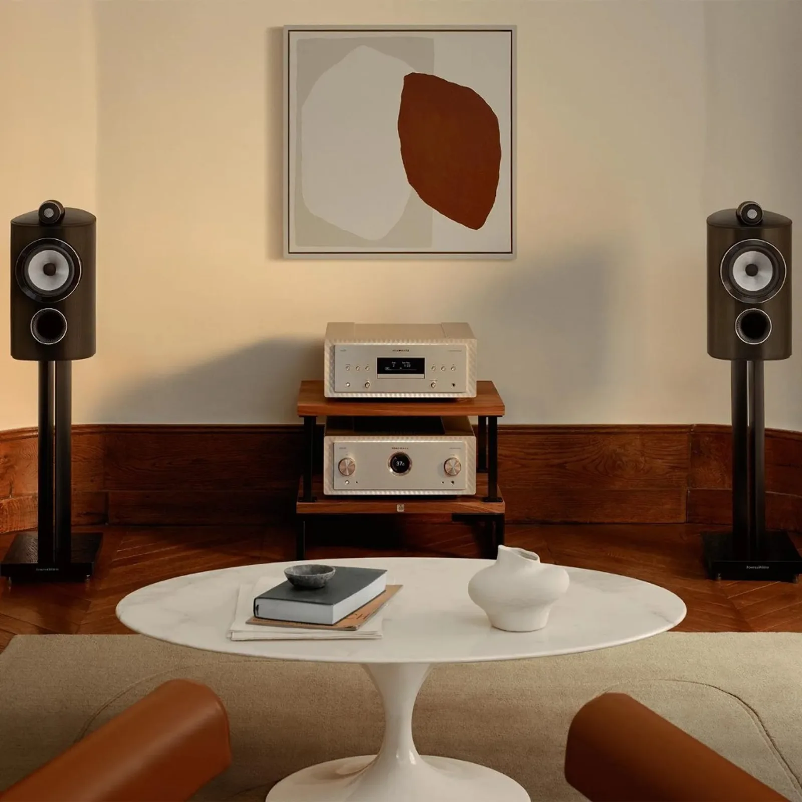 Bowers & Wilkins 805 D5 đen trên chân đứng trong phòng khách, rack Marantz giữa hai loa