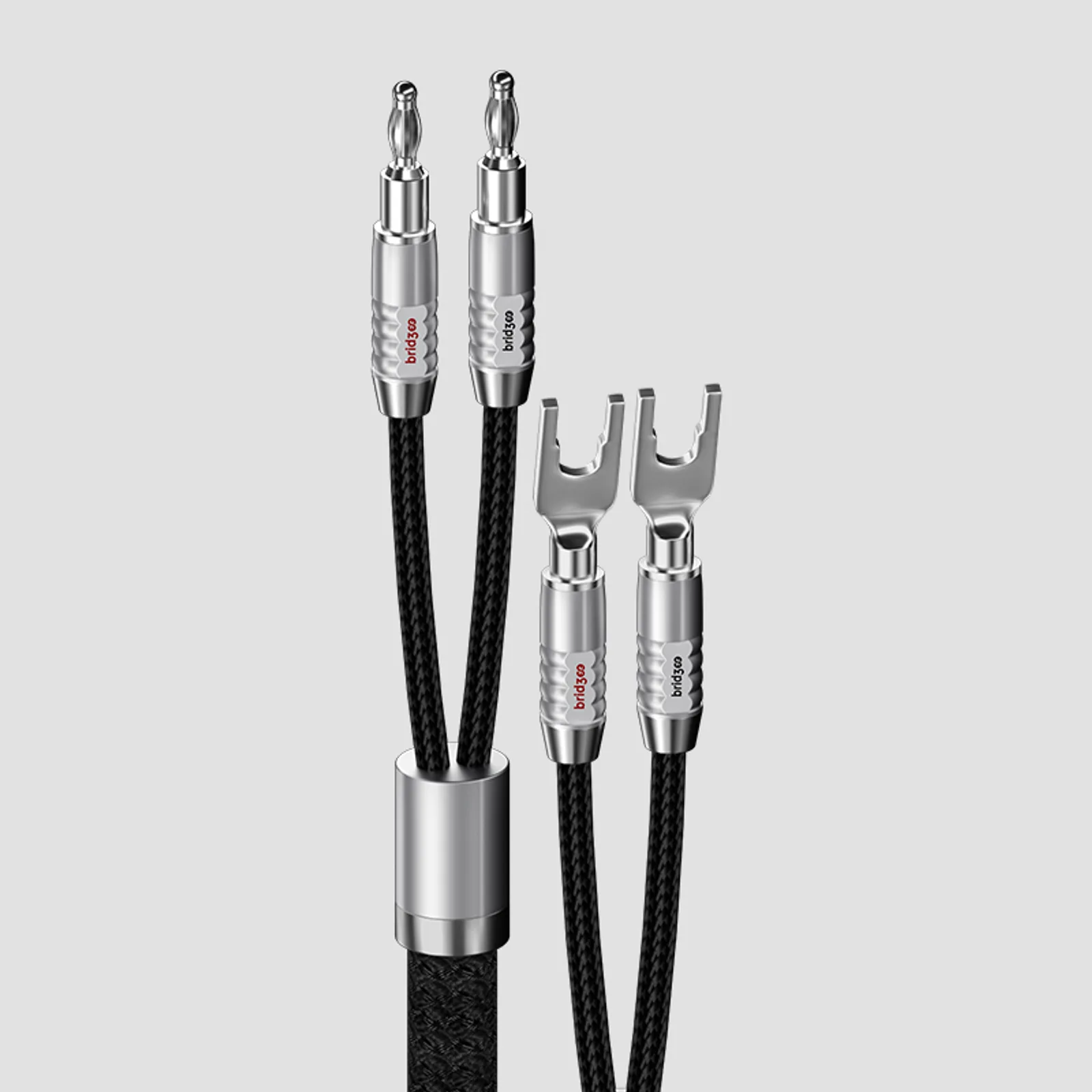Bridgee XCS-SPK13x2: đầu banana và đầu spade Y, cáp bện đen, logo bridgee chữ e đỏ