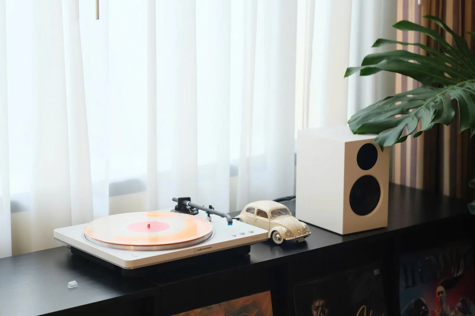 Mâm than Audio-Technica AT-LP70XBT và loa trắng trong góc setup entry tại P.H.E Show 2025