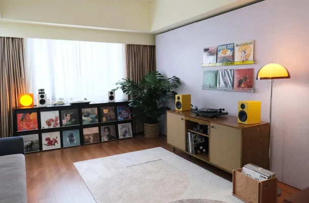 Không gian nghe nhạc kiểu nhà tại gian District M P.H.E Show 2025 với mâm than và loa bookshelf vàng