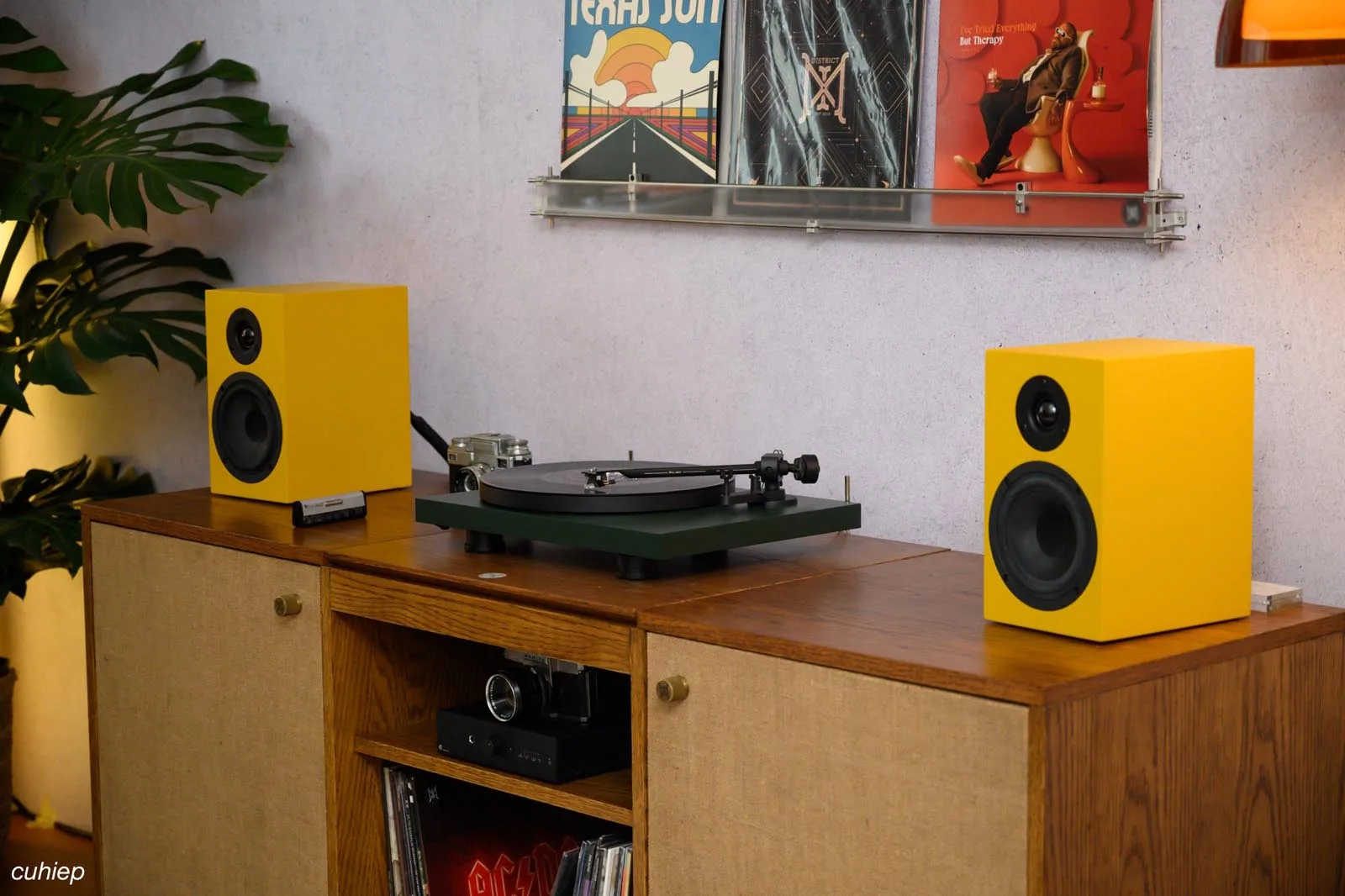 Dàn Pro-Ject Debut EVO 2 với loa Speaker Box 5 S2 màu vàng tại gian District M P.H.E Show 2025