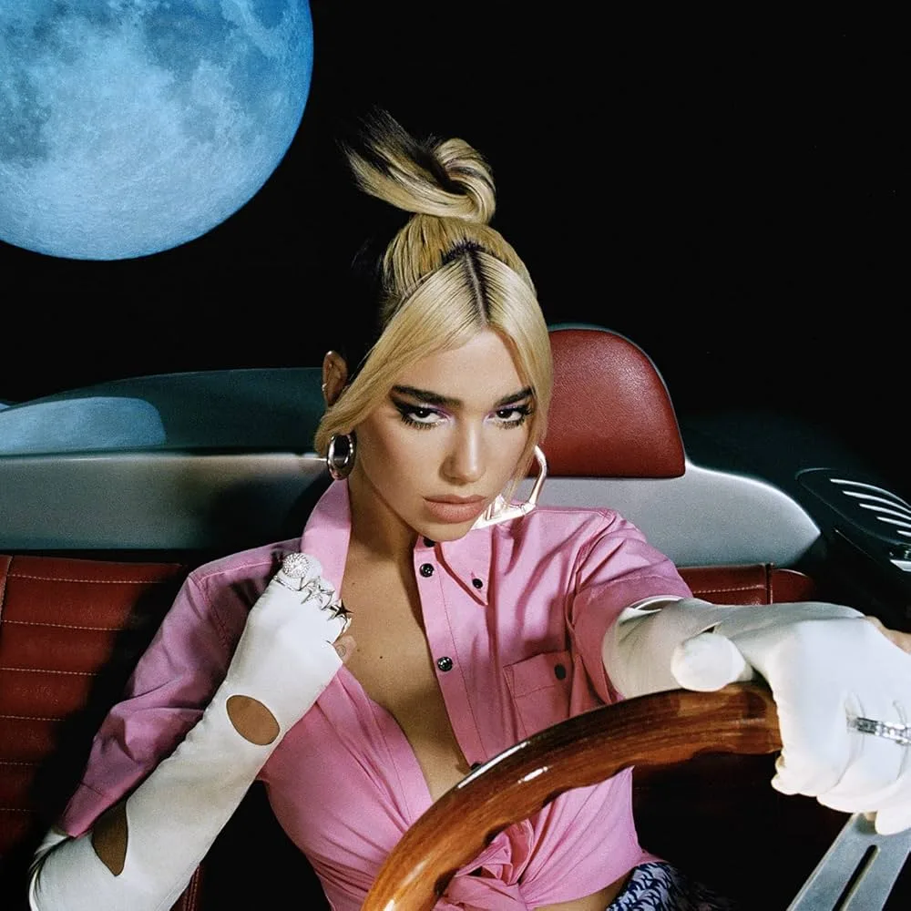 Bìa album Dua Lipa Future Nostalgia: Dua Lipa trong xe dưới ánh trăng