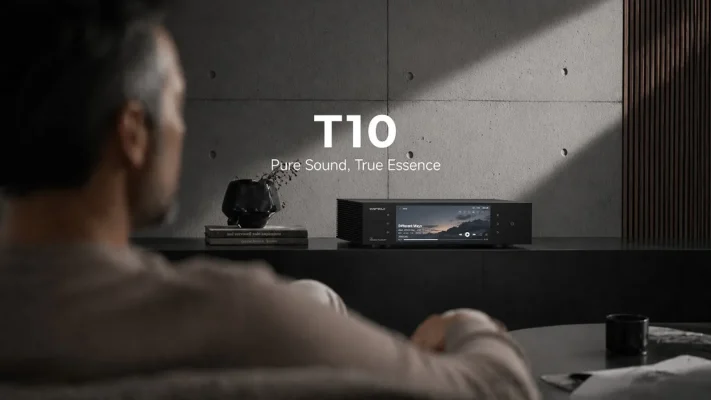 Eversolo T10 đặt trên kệ phòng khách hiện đại, màn hiển thị bài đang phát, slogan Pure Sound True Essence