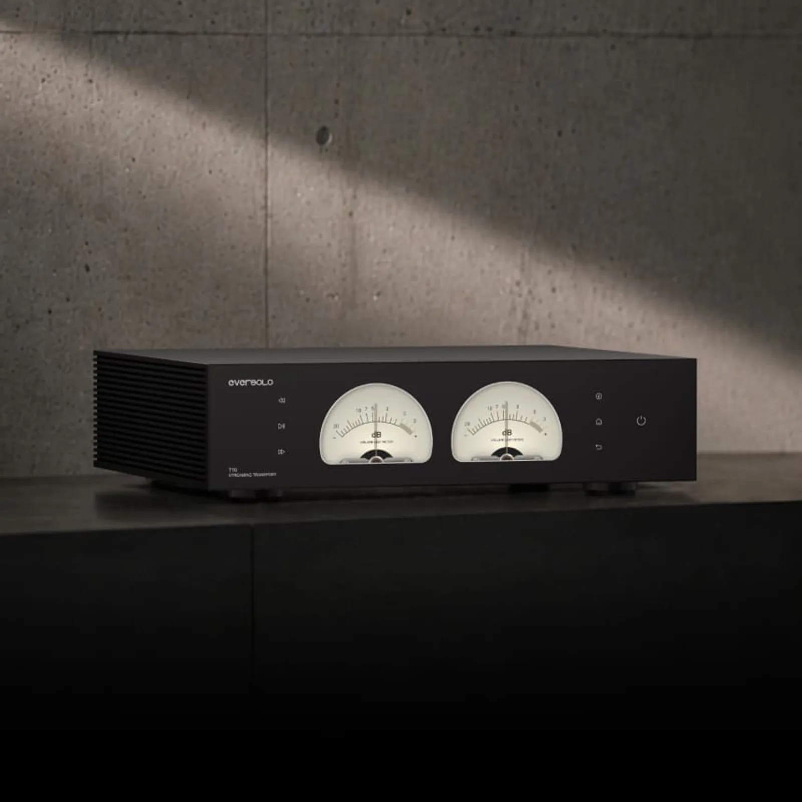 Eversolo T10 với đồng hồ VU analog trên kệ, nền tường bê tông và ánh sáng moody