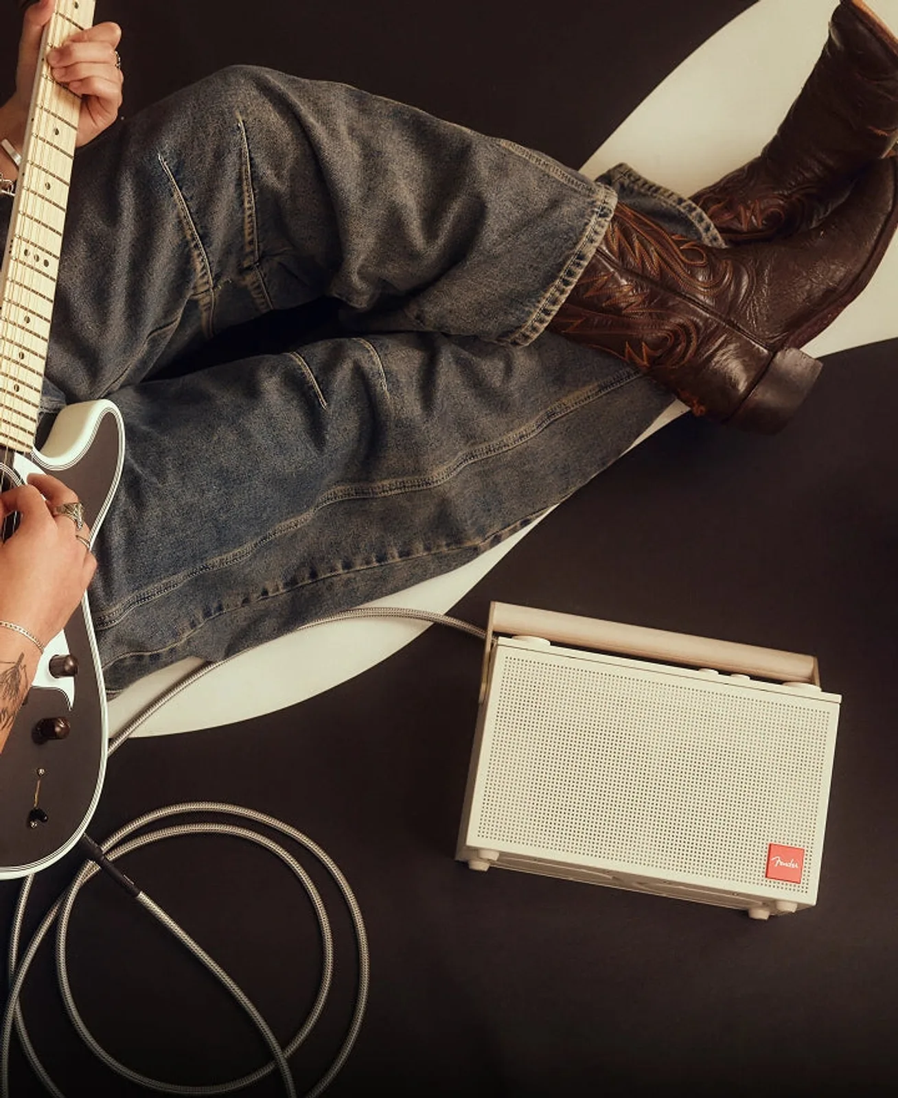 Fender Elie 12 trắng kết nối guitar điện Fender qua cáp trên sàn studio