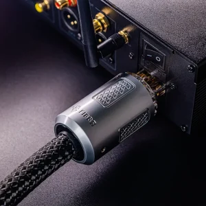 Dây nguồn FIBBR Snowflake cắm mặt sau thiết bị hi-fi, jack bạc và braid đen