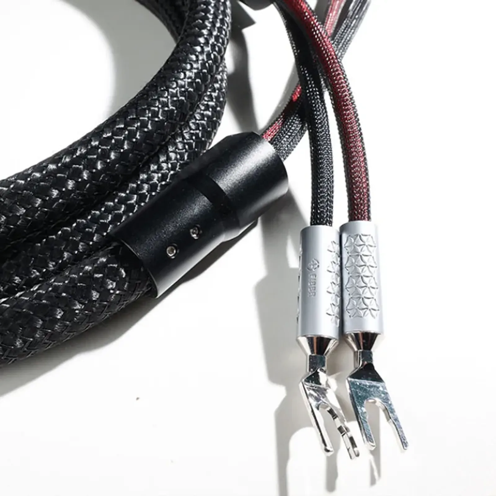 Đầu spade Y FIBBR Snowflake F-AC2-SF bạc họa tiết snowflake, ống chia và braid đen đỏ