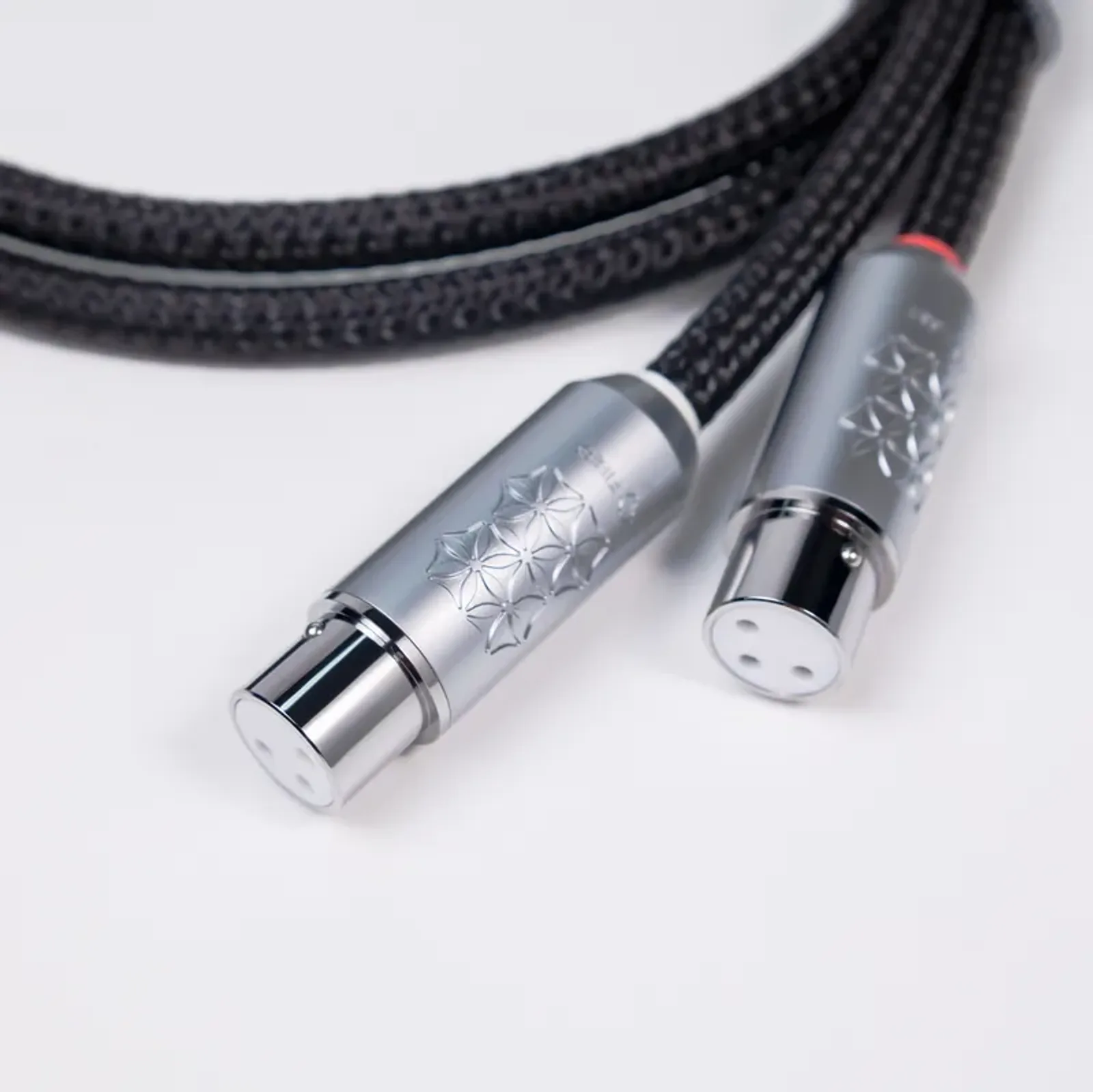 Đôi jack XLR female FIBBR Snowflake bạc, họa tiết snowflake và chấm đỏ phân kênh phải