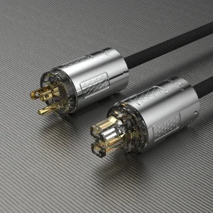 Hai đầu dây nguồn FIBBR Snowflake: jack NEMA và IEC bạc trong suốt trên nền kim loại