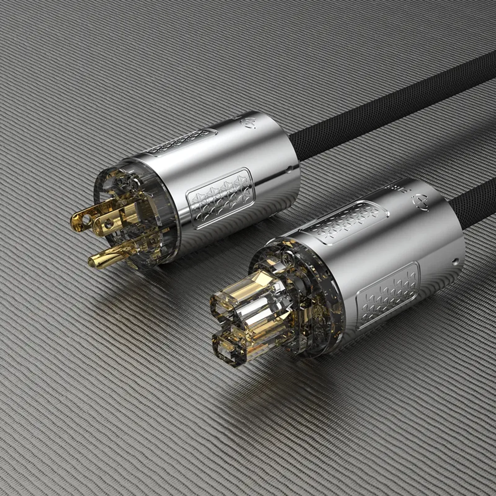 Hai đầu dây nguồn FIBBR Snowflake: jack NEMA và IEC bạc trong suốt trên nền kim loại