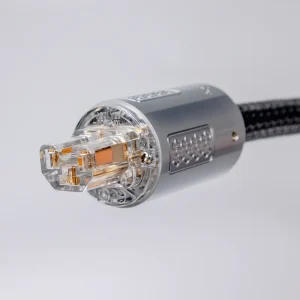 Cận cảnh jack IEC FIBBR Snowflake thân bạc trong suốt, tiếp điểm mạ vàng và logo FIBBR