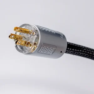 Cận cảnh jack nguồn FIBBR Snowflake NEMA 3 chấu mạ vàng, thân bạc họa tiết snowflake