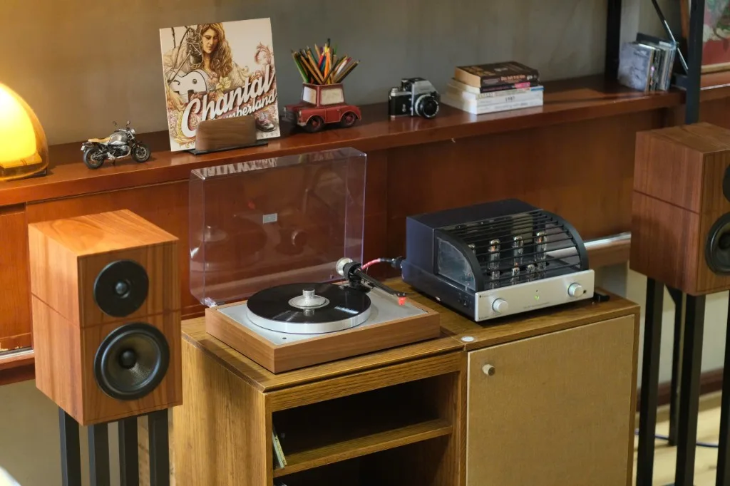 Hệ thống hi-fi Classic EVO, PrimaLuna EVO 200 và Revival Atalante 3 trong phòng khách gỗ ấm