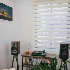 Mâm Debut EVO 2 Satin Green và loa Sprint 3 trên kệ gỗ phòng sáng