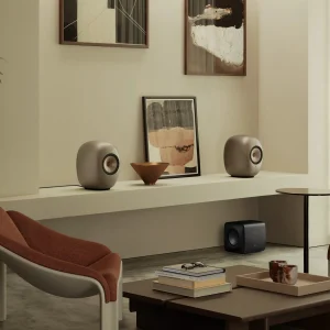 KEF LS LUXE Dusk Titanium trên kệ phòng khách