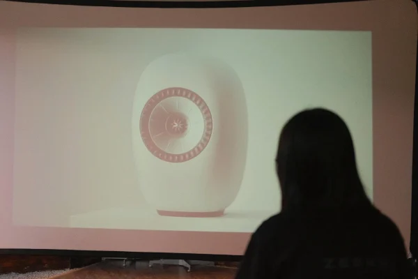 Buổi ra mắt KEF LS LUXE tại Việt Nam: loa Mineral White trên màn hình, District M tham dự