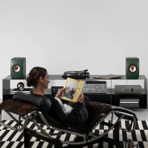 KEF LS50 Meta Moss Green đặt trên kệ trong phòng nghe