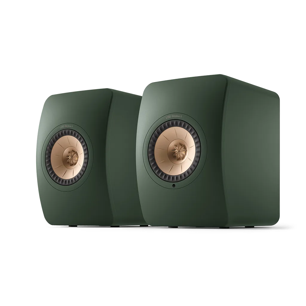 Cặp loa không dây KEF LS50 Wireless II màu Moss Green góc nghiêng trên nền trắng