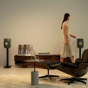 KEF LS50 Wireless II Moss Green trong không gian phòng nghe