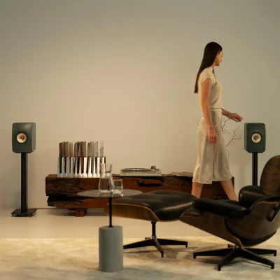 KEF LS50 Wireless II Moss Green trong không gian phòng nghe