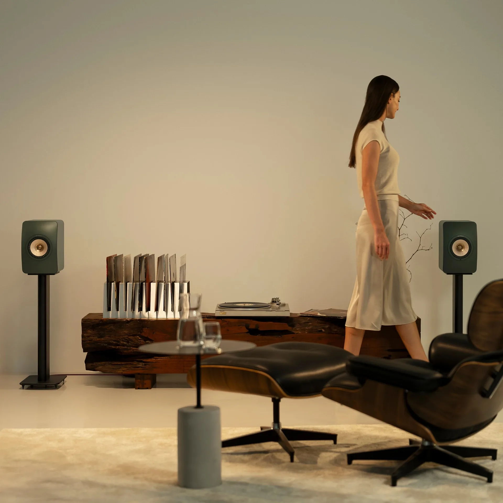 KEF LS50 Wireless II Moss Green trong không gian phòng nghe