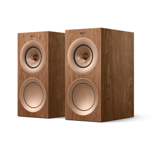 Loa bookshelf KEF R3 Meta Walnut veneer gỗ góc nghiêng trên nền trắng