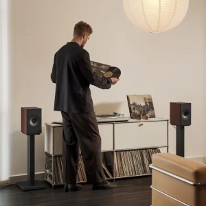 Chân loa KEF SQ1 Slate Grey đặt cặp loa bookshelf góc phòng