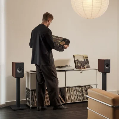 Chân loa KEF SQ1 Slate Grey đặt cặp loa bookshelf góc phòng