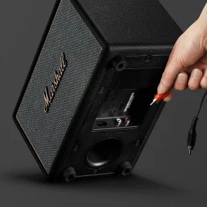 Cổng RCA-In và nguồn AC ở đáy Marshall Acton IV Black, cắm dây RCA đỏ trắng